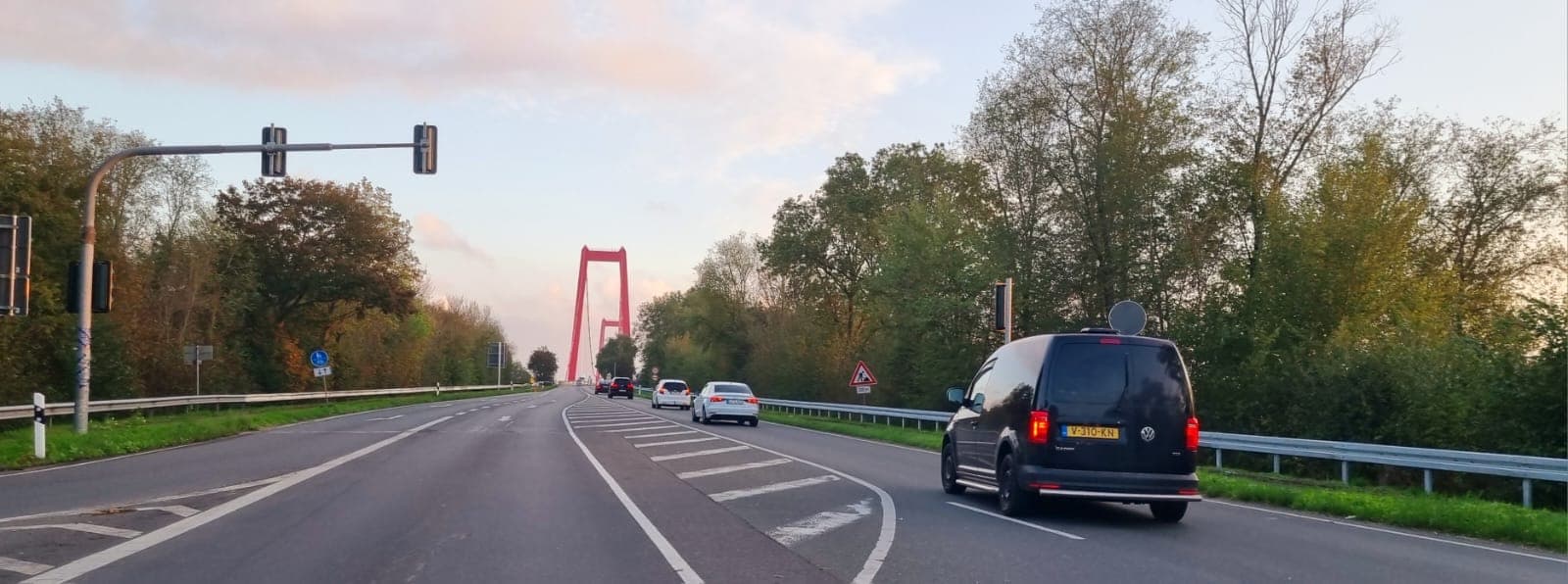Transporter von CuraTrans unterwegs an der Rheinbrücke Emmerich